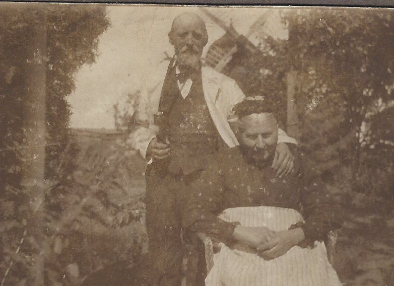 Jens og Maren med møllen i Aarslev i baggrunden