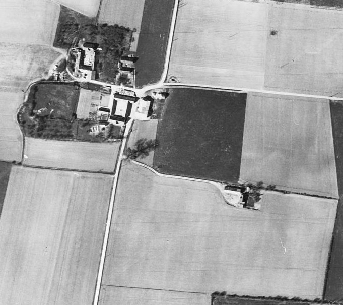 Gummerød 1954, vi boede i huset til højre, den store gård øverst er Skjoldgaards